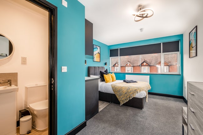 "Spacious Studio Apartment Opposite George Eliot" Main Photo