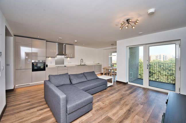 2 Bed 2 Bath Luxury Apartment in Barking IG11 Main Photo