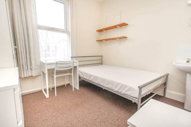 Spare room for rent £500pcm (Students only) Main Photo