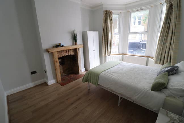 5 Rooms Available - Central Southend Main Photo