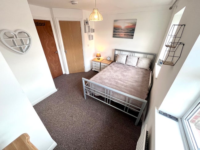 Large Double room professional houseshare Main Photo