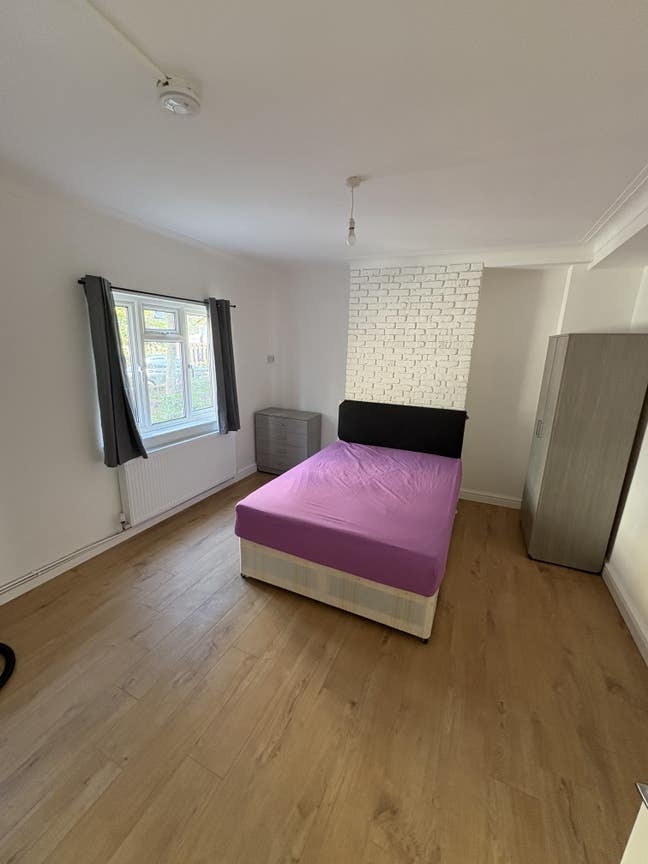 5 x doubles in newly refurbished house  Main Photo