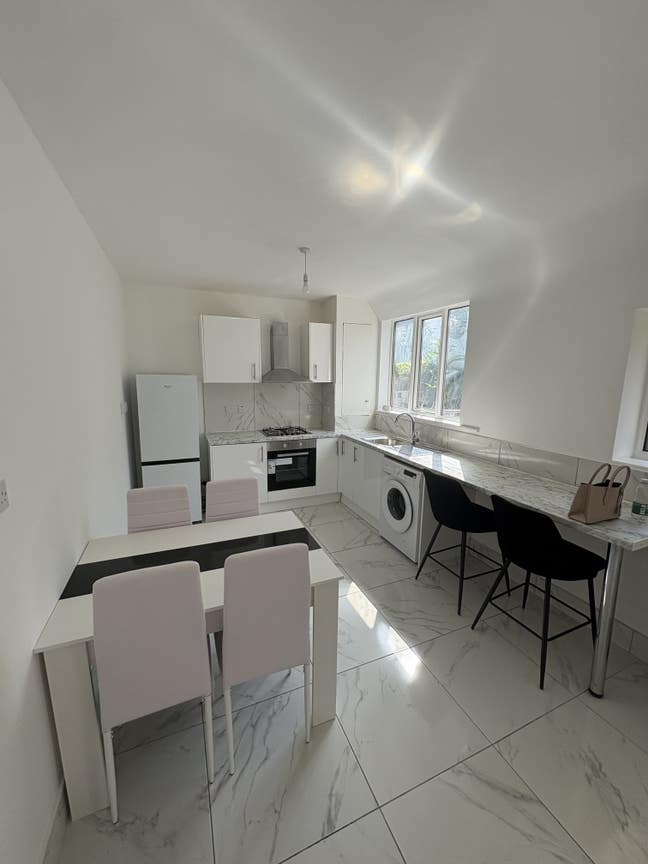 5 x doubles in newly refurbished house  Main Photo