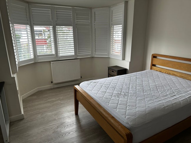 Large studio/bedsit Main Photo