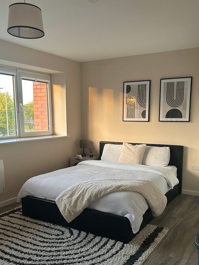 King Room + Parking, Bills Incl - Move-In Ready! Main Photo