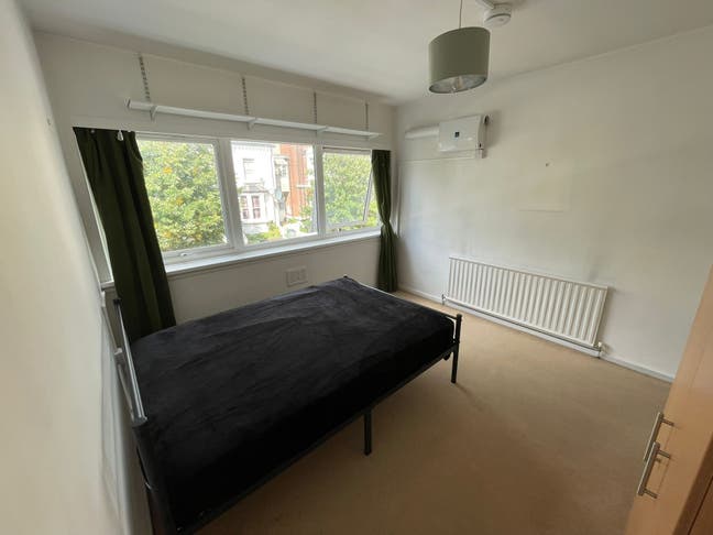 Lovely Room Moments from W. Hampstead Rail / Tube Main Photo