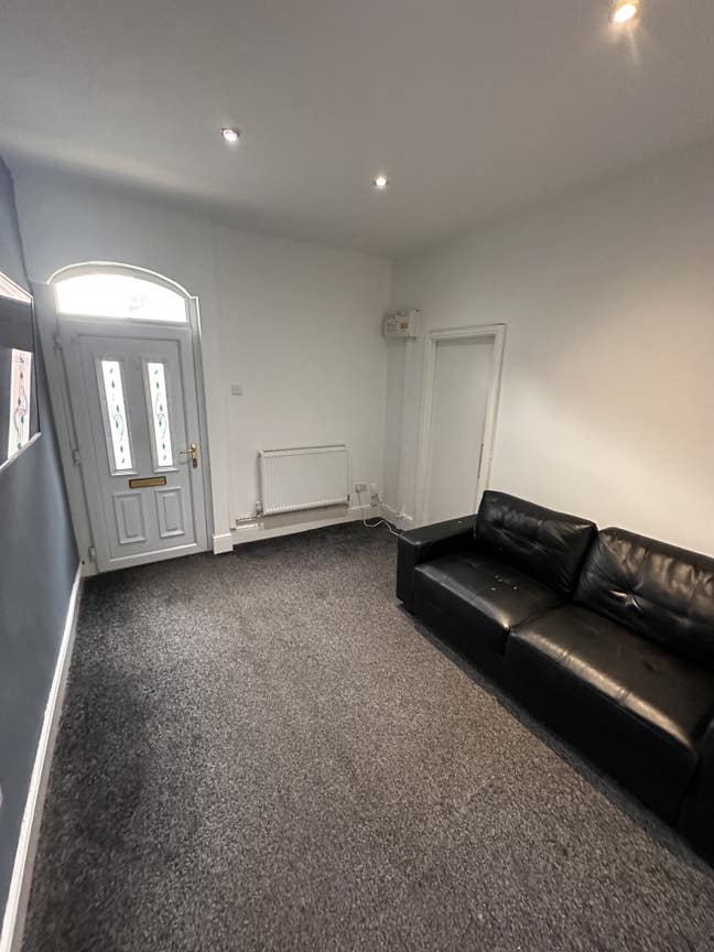 6 Bedroom House in Newcastle (1 room left! Hurry!) Main Photo