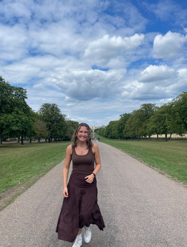Professional female looking for a room or buddy up Main Photo