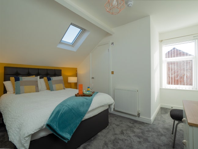 One Top Floor Ensuite Room (Coxmoor Road) Main Photo