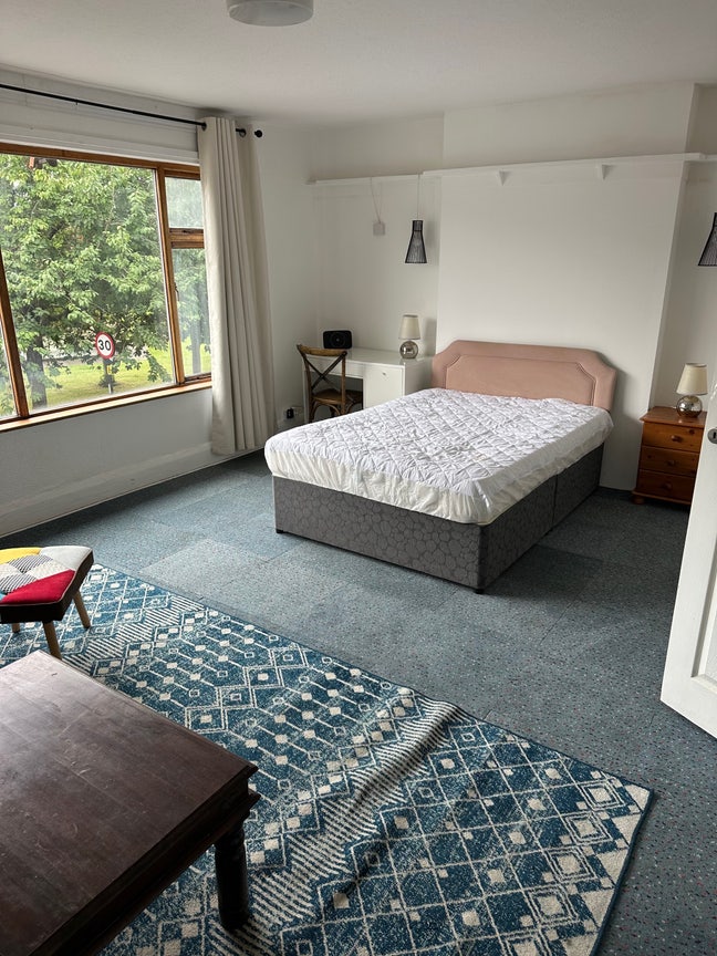 Large  double room ideal for power station workers Main Photo