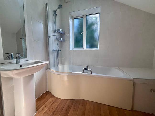 Stunning Refurbished 2 Bed Apartment LS19 Main Photo