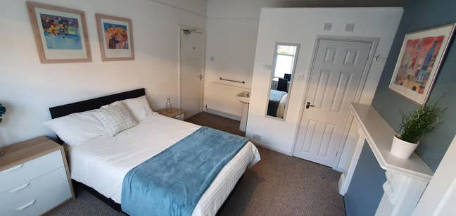 Nice en-suite room in well maintained shared house Main Photo