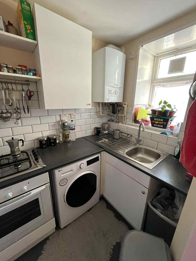 Cozy room available next to Victoria park Main Photo