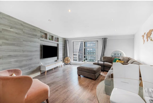 2 bed Canary Wharf flat Main Photo