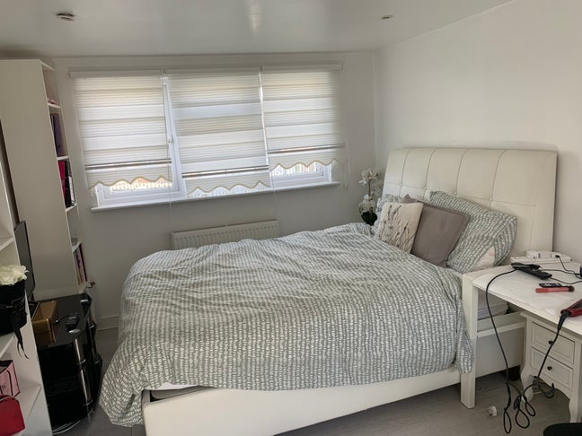 Ensuite double bedroom for female professionals  Main Photo