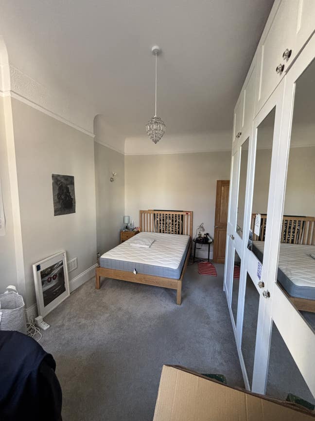 Lovely bedroom in spacious 2-bed with great views Main Photo