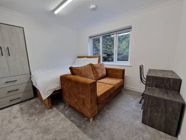 Double room with tv, sofa & en-suite bathroom Main Photo
