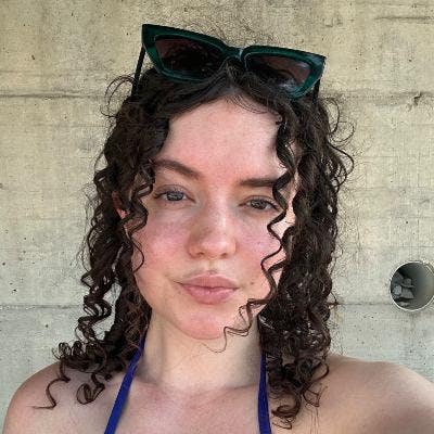 Professional Female seeks a single or double room Main Photo