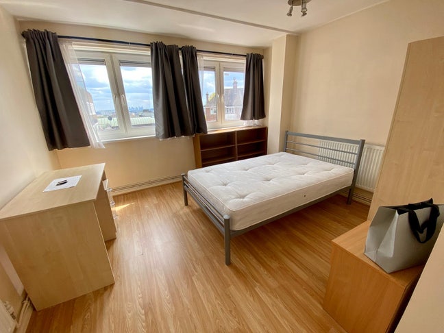 Spacious Room- 5 Min to Northern Line Main Photo