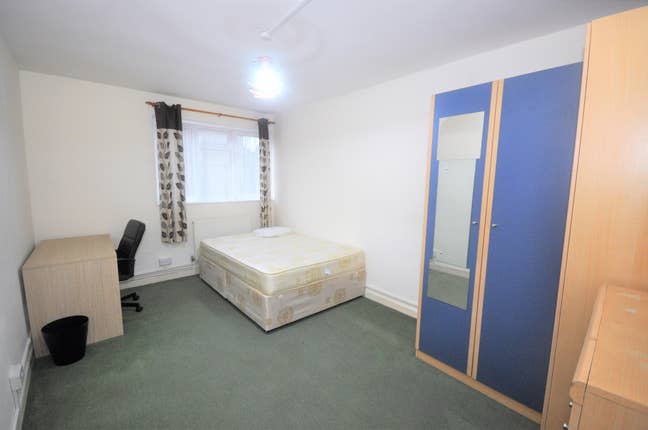 Spacious 3 Bedroom Flat Right by King's Cross!! Main Photo