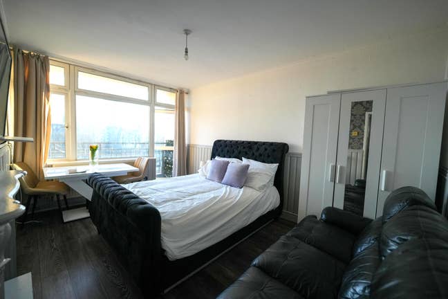 Spacious Double Room with Balcony🌞Whitechapel Main Photo