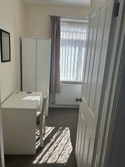 Room in detached house - Mon to Fri only Main Photo