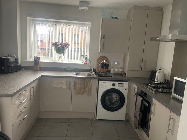 Room free in 2 bed apartment in L7 area Main Photo