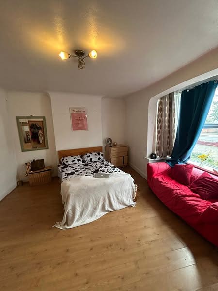 Spacious Room Available – Wimbledon Park  Main Photo
