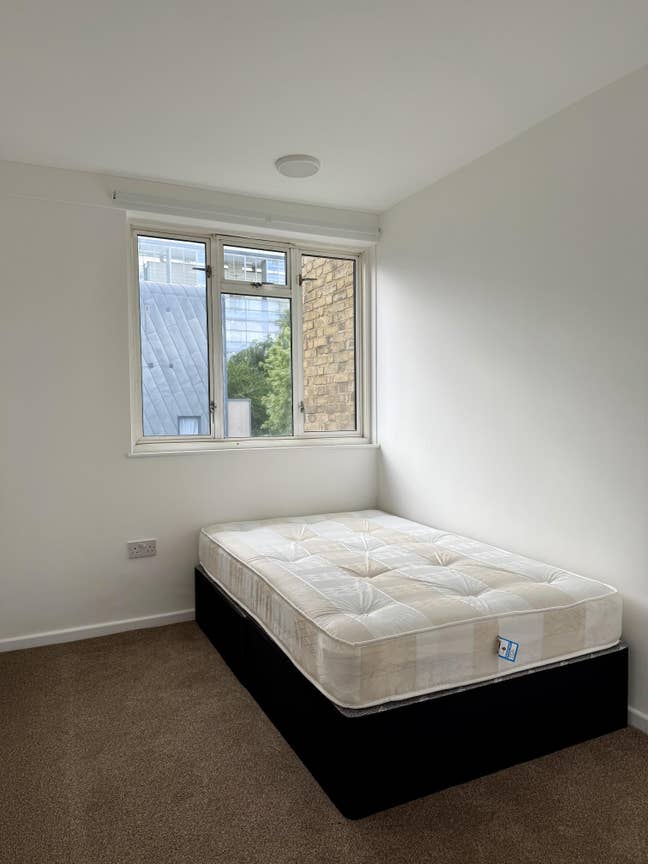 5 Student Rooms Available – All Bills Included Main Photo