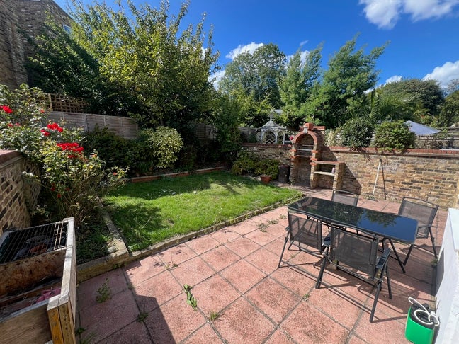 Large 2 Bedroom Garden Flat | Sauna | N4 Main Photo