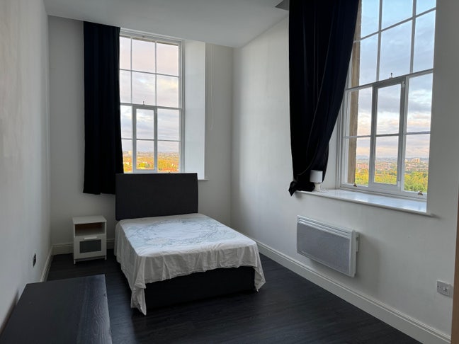 Double room in spacious flat Main Photo