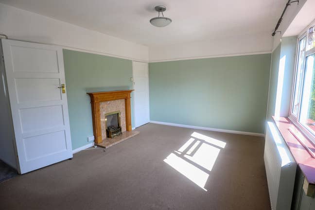 Double Bedroom in Quiet Warlingham CR6 9NS Main Photo