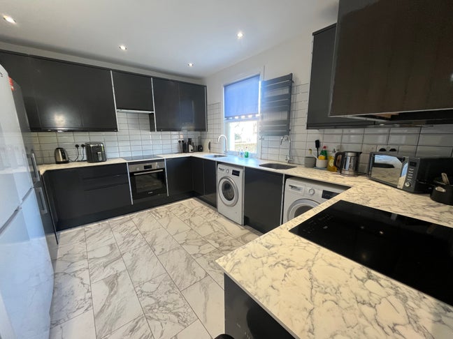 Modern Spacious Ensuite Room Available Main Photo