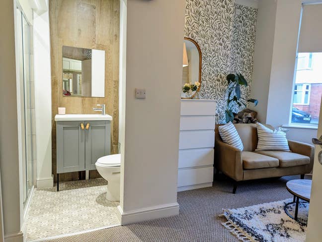 Hotel styled studio with en-suite, Kitchenette Main Photo