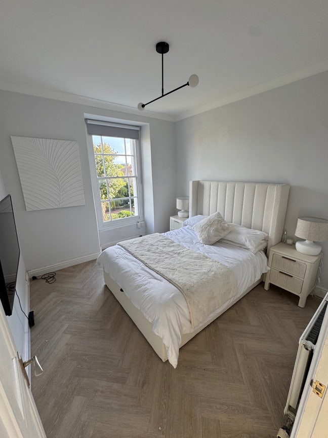 Gorgeous flat available in prime location! Main Photo