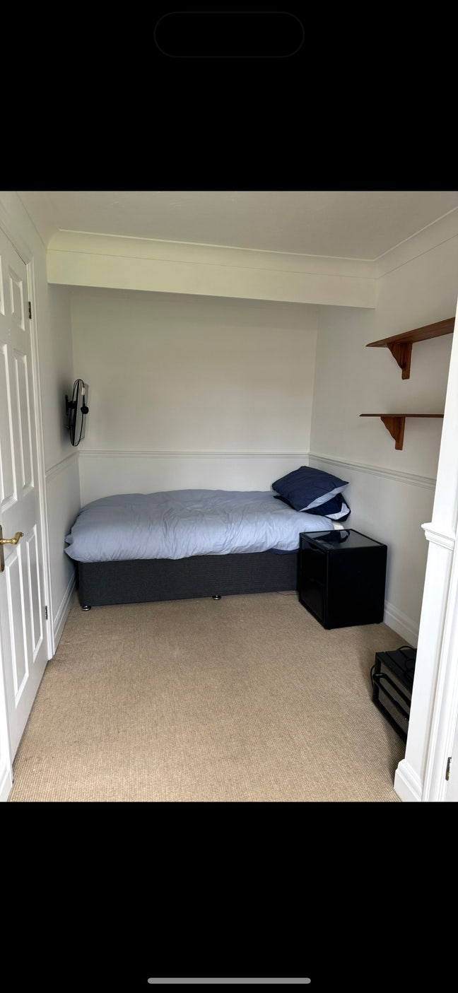 Furnished single room available now  Main Photo