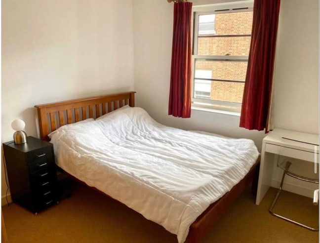 Double bed room available from Nov 1st near LB Main Photo
