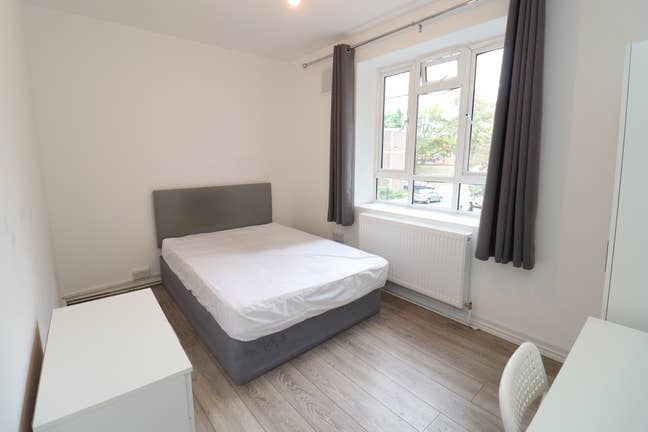 3 Rooms Available Close to Tube -- Book Now!! Main Photo