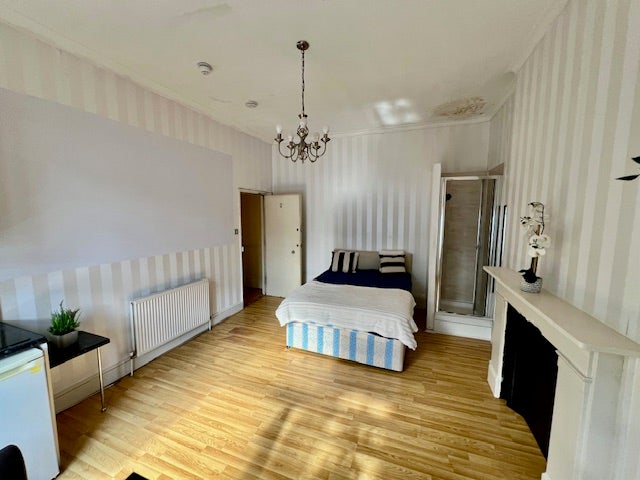 Large single bedsit available in Kensington Olymp Main Photo
