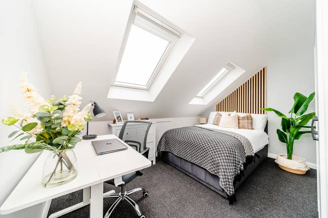 Modern & Welcoming 5-Bed Professional House Share  Main Photo