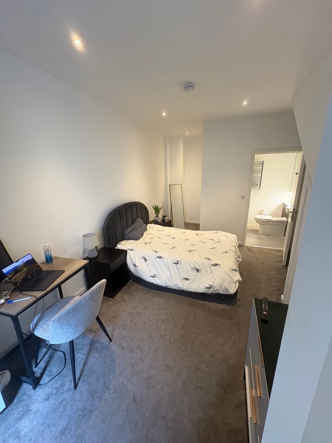 Large double room with en-suite in East Village Main Photo