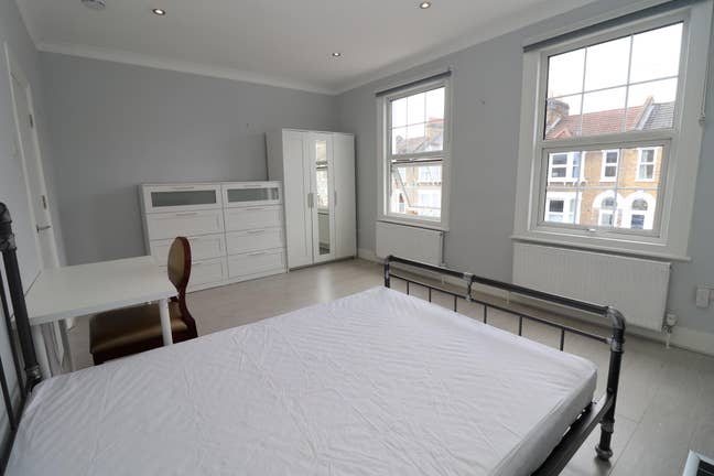 4 Gorgeous Rooms Waiting for You in Catford! Main Photo