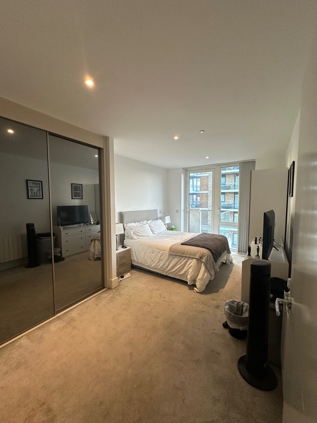 Furnished double bedroom with en-suite Main Photo