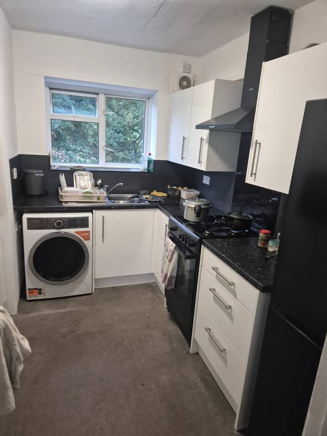 Single and double room in GU21 5RE Main Photo