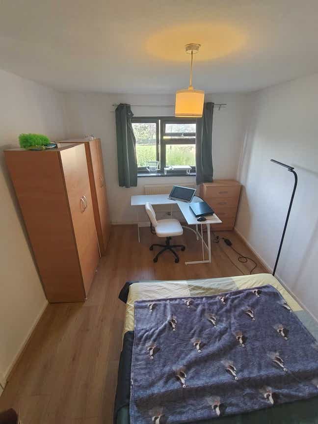 Large Double Room in Zone 2 with Park Views Main Photo