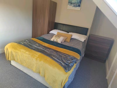 Ensuite Double Room Close to Chilli Metro, Heaton Main Photo