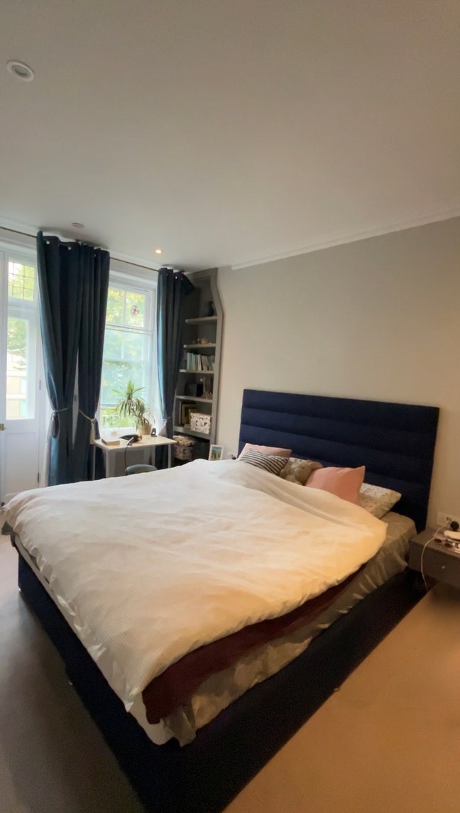 Large Double Room with Balcony in West Ken Main Photo