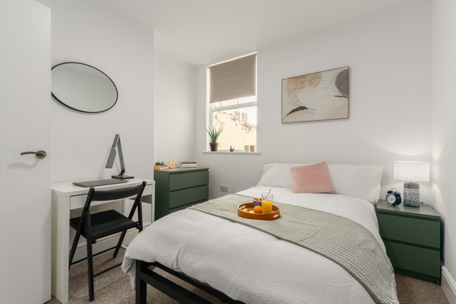 🏡 ✨ Spectacular Ensuite Room - Prime BS4 Central Main Photo