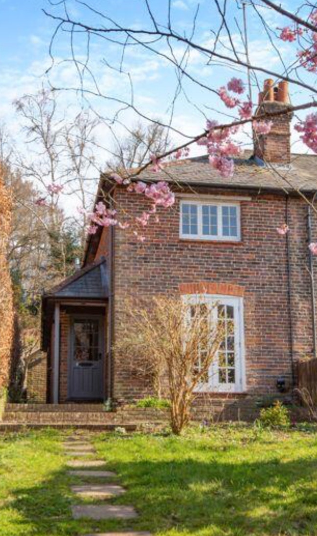 Double Room to Rent – Blackheath, Guildford Main Photo