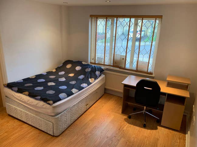 Lovely room close to Queen Elizabeth Hospital Main Photo